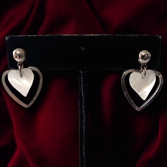 Dainty Mother of Pearl Heart Earrings Silver Tone Romantic Drop Dangle Pearlcore - Picture 12 of 14
